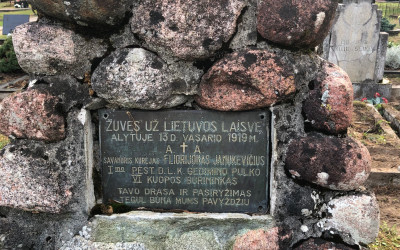 Kapinėse saugomo Kultūros vertybių registro ojektas - Lietuvos kario Florijono Janukevičiaus kapas. Užrašų lentelė.